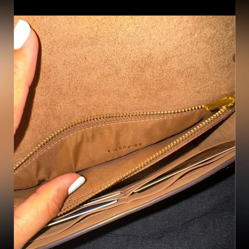 Coach Tabby Clutch. - Picture 4 of 7